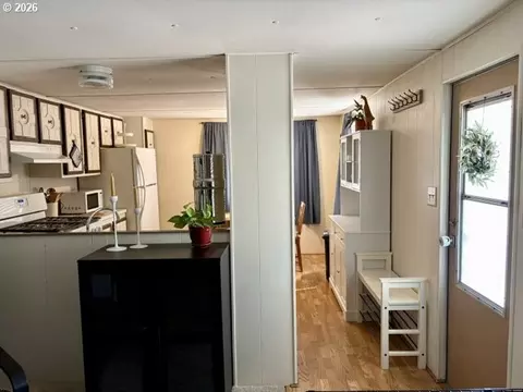 Entry Way - 1050 W Central Ave, Sutherlin, OR 97479 photo 1 of 2