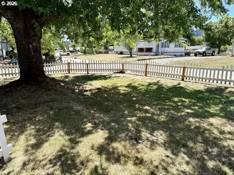 Exterior - 1050 W Central Ave, Sutherlin, OR 97479 photo 5 of 9