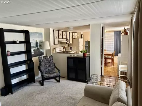 Living - 1050 W Central Ave, Sutherlin, OR 97479 photo 2 of 3