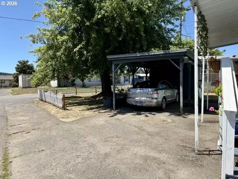 Exterior - 1050 W Central Ave, Sutherlin, OR 97479 photo 3 of 9