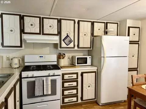 Kitchen - 1050 W Central Ave, Sutherlin, OR 97479 photo 2 of 6