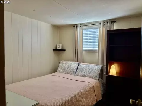 Bedroom - 1050 W Central Ave, Sutherlin, OR 97479 photo 1 of 2