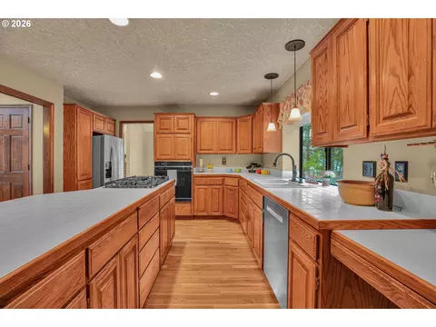 Kitchen - 520 SE 15th St, Gresham, OR 97080 photo 3 of 7
