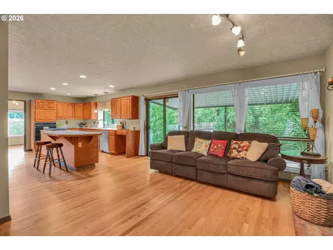 Living - 520 SE 15th St, Gresham, OR 97080 photo 7 of 7