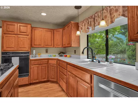 Kitchen - 520 SE 15th St, Gresham, OR 97080 photo 4 of 7