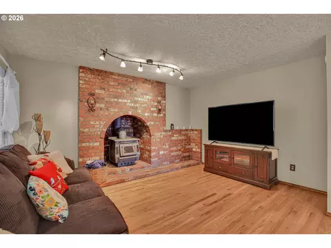 Living - 520 SE 15th St, Gresham, OR 97080 photo 5 of 7