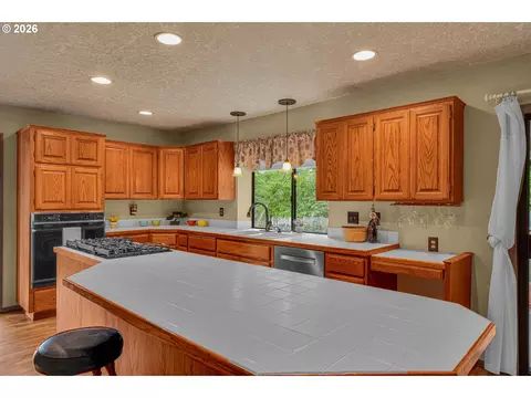 Kitchen - 520 SE 15th St, Gresham, OR 97080 photo 7 of 7