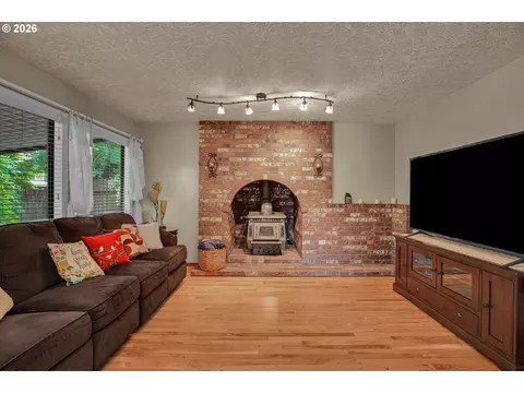 Living - 520 SE 15th St, Gresham, OR 97080 photo 6 of 7