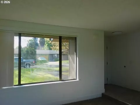Living - 511 Panda Loop, Eugene, OR 97401 photo 1 of 3