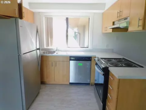 Kitchen - 511 Panda Loop, Eugene, OR 97401 photo 1 of 1