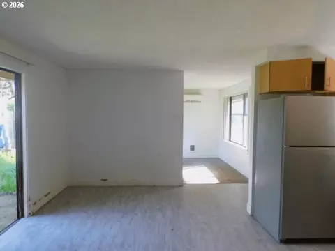 Living - 511 Panda Loop, Eugene, OR 97401 photo 3 of 3
