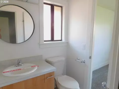 Bath - 511 Panda Loop, Eugene, OR 97401 photo 1 of 1