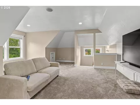 Living - 1133 Skylark Ln, Eugene, OR 97401 photo 4 of 4