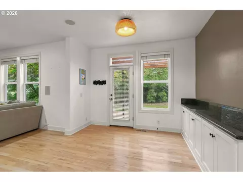 Living - 1133 Skylark Ln, Eugene, OR 97401 photo 3 of 4