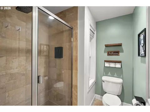 Bath - 1133 Skylark Ln, Eugene, OR 97401 photo 4 of 6