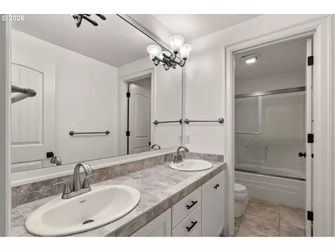 Bath - 1133 Skylark Ln, Eugene, OR 97401 photo 5 of 6