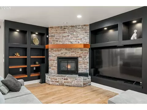 Living - 1133 Skylark Ln, Eugene, OR 97401 photo 2 of 4