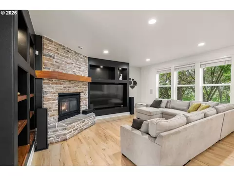 Living - 1133 Skylark Ln, Eugene, OR 97401 photo 1 of 4