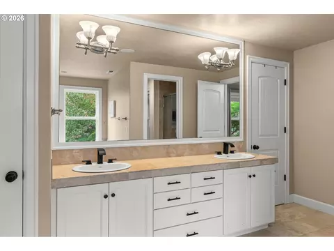 Bath - 1133 Skylark Ln, Eugene, OR 97401 photo 2 of 6
