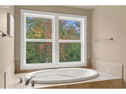 Bath - 1133 Skylark Ln, Eugene, OR 97401 photo 3 of 6