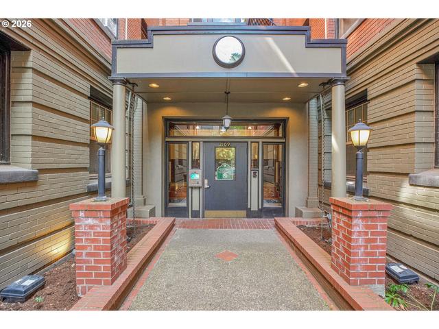 2109 NW Irving St #102, Portland, OR 97210