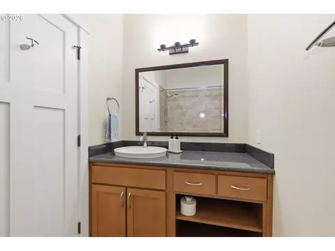 Bath - 1440 Perdue Loop, Eugene, OR 97401 photo 2 of 3