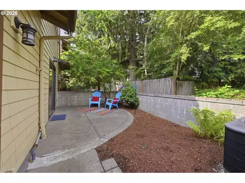 Exterior - 1440 Perdue Loop, Eugene, OR 97401 photo 6 of 12