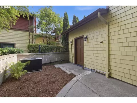 Exterior - 1440 Perdue Loop, Eugene, OR 97401 photo 5 of 12