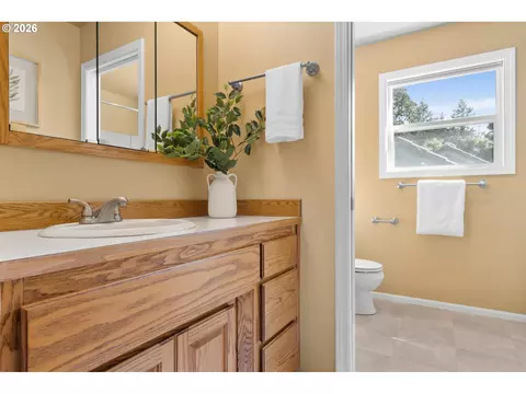 Bath - 2495 Park Forest Dr, Eugene, OR 97405 photo 4 of 5