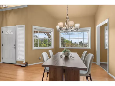 Dining - 2495 Park Forest Dr, Eugene, OR 97405 photo 3 of 5