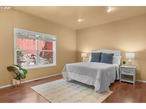 Bedroom - 2495 Park Forest Dr, Eugene, OR 97405 photo 2 of 8