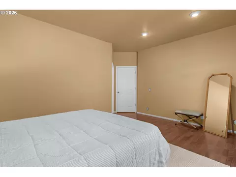 Bedroom - 2495 Park Forest Dr, Eugene, OR 97405 photo 4 of 8
