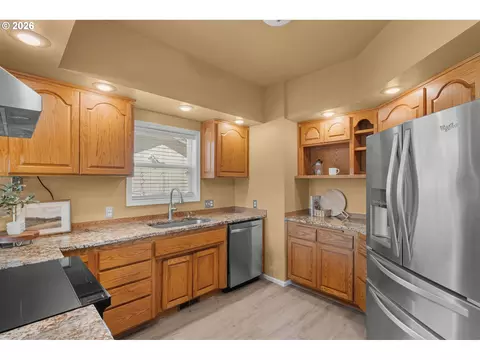 Kitchen - 2495 Park Forest Dr, Eugene, OR 97405 photo 2 of 3