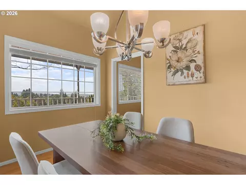 Dining - 2495 Park Forest Dr, Eugene, OR 97405 photo 4 of 5