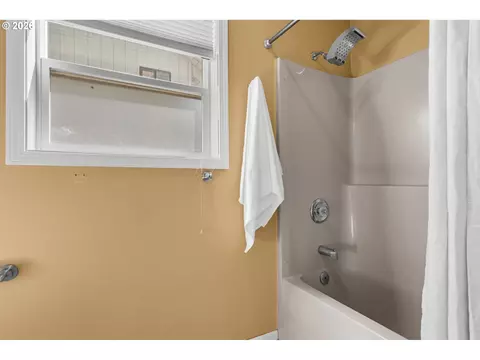 Bath - 2495 Park Forest Dr, Eugene, OR 97405 photo 2 of 5