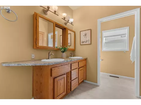 Bath - 2495 Park Forest Dr, Eugene, OR 97405 photo 1 of 5
