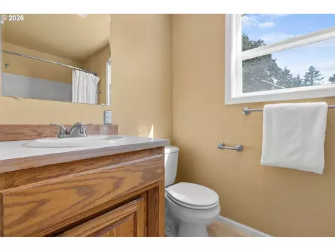 Bath - 2495 Park Forest Dr, Eugene, OR 97405 photo 5 of 5