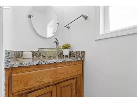 Bath - 2495 Park Forest Dr, Eugene, OR 97405 photo 3 of 5