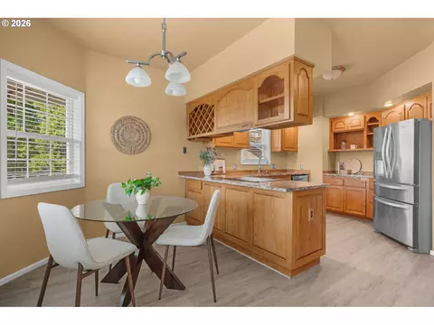 Dining - 2495 Park Forest Dr, Eugene, OR 97405 photo 2 of 5