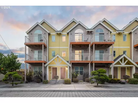 1311 NW 15th St, Lincoln City, OR 97367