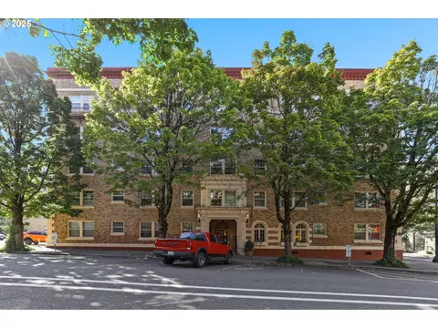 709 SW 16th Ave #310, Portland, OR 97205