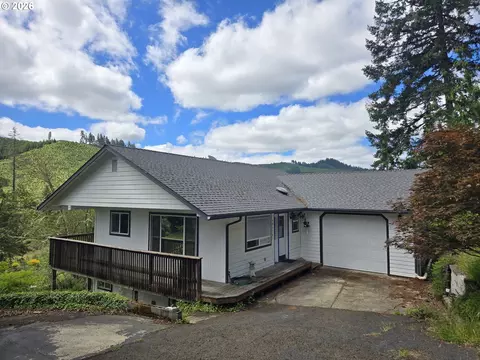 1852 Lakeview Dr, Sutherlin, OR 97479