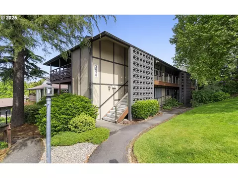 3038 SW Florida Ct #B, Portland, OR 97219