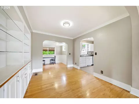 Living - 3083 Pine St, Longview, WA 98632 photo 5 of 9