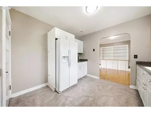 Kitchen - 3083 Pine St, Longview, WA 98632 photo 3 of 4