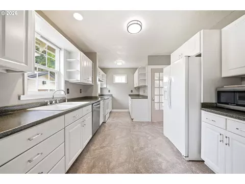 Kitchen - 3083 Pine St, Longview, WA 98632 photo 1 of 4