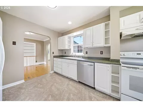 Kitchen - 3083 Pine St, Longview, WA 98632 photo 2 of 4