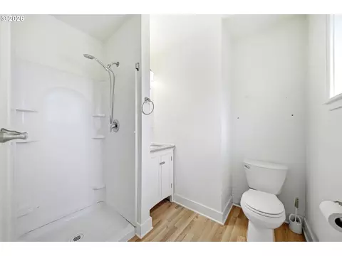 Bath - 3083 Pine St, Longview, WA 98632 photo 1 of 4