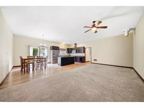 Living - 3083 Pine St, Longview, WA 98632 photo 9 of 9