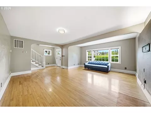 Living - 3083 Pine St, Longview, WA 98632 photo 3 of 9